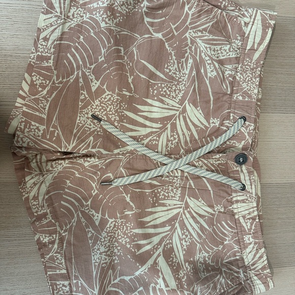 Vuori Pants - Vuori Leaf Print pink and Cream Shorts: size XL NWOT